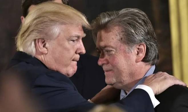 도널드 트럼프 미 대통령과 그의 책사로 불린 스티브 배넌 전 백악관 수석전략가. 트럼프는 2016년 대선 승리 이후 자신의 선거 캠프 수석 보좌관이었던 배넌을 백악관 핵심 직책에 임명했다. /BBC