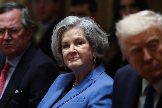 도널드 트럼프 미국 대통령(오른쪽)과 수지 와일스 백악관 비서실장(가운데). / 로이터