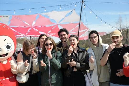 2025년 논산딸기축제장을 방문한 외국인들의 축제를 즐기며 기념촬영을 하고 있다. 논산시 제공