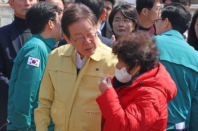 이재명 더불어민주당 대표가 29일 경북 영덕군 영덕읍 노물리에서 산불 피해를 본 주민의 얘기를 듣고 있다. ⓒ연합뉴스