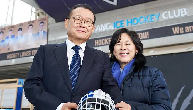 HL안양 아이스링크에서 아내 홍인화 씨와 함께한 정몽원 회장. 이미지 출처: 『한국도 아이스하키 합니다』(정몽원 지음 / 브레인스토어 펴냄)
