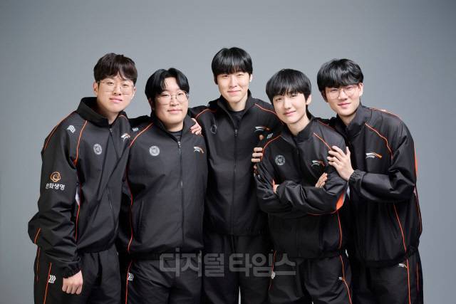 한화생명이스포츠 '리그 오브 레전드' 선수단. '제우스' 최우제(사진 왼쪽부터), '딜라이트' 유환중, '제카' 김건우, '피넛' 한왕호, '바이퍼' 박도현. HLE 제공