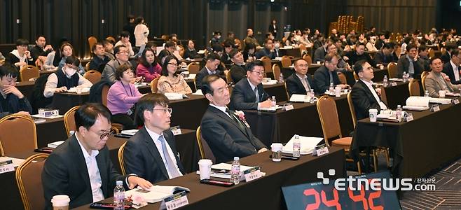 한국IT서비스산업협회와 전자신문이 주최한 제25회 공공솔루션마켓이 28일 서울 삼성동 코엑스에서 열렸다. 참관객들이 더존 부스에서 '원AI'에 대한 설명을 듣고 있다. 박지호기자 jihopress@etnews.com