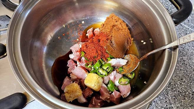 20250329_182550.jpg 냉이 된장찌개에 냉동목심