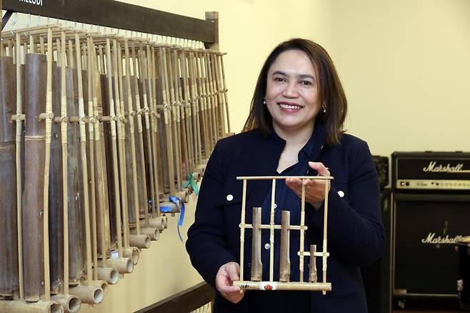 젤다 울란 카르티카 주한 인도네시아 대사 대리가 지난 달 25일 서울 영등포구 여의도 소재 주한 인도네시아 대사관에서 본지와 인터뷰를 하는 도중 전통 악기인 앙클룽을 소개하고 있다. 사진=박범준 기자