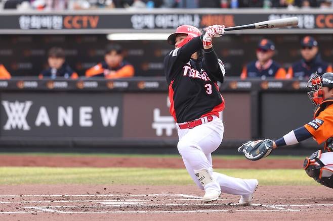 기아 타이거즈의 김선빈이 30일 대전 한화생명 볼파크에서 열린 2025 KBO리그 정규리그 한화 이글스와 원정 경기에서 적시타를 치고 있다. 기아 타이거즈 제공