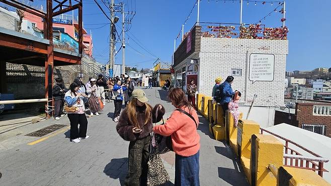 부산 감천문화마을 ‘어린 왕자’ 포토존에서 사진을 찍으려 관광객들이 줄을 선 모습. 김영동 기자