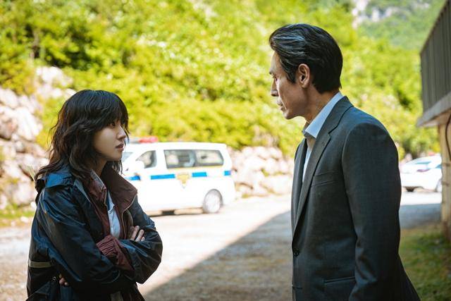 지난 19일 공개된 디즈니플러스 '하이퍼나이프'는 과거 촉망받는 천재 의사였던 세옥이 자신을 나락으로 떨어뜨린 스승 덕희와 재회하며 펼치는 치열한 대립을 담은 메디컬 스릴러다. '낮과 밤' '크레이지 러브' 등을 연출한 김정현 감독이 메가폰을 잡았다. '하이퍼나이프' 스틸컷