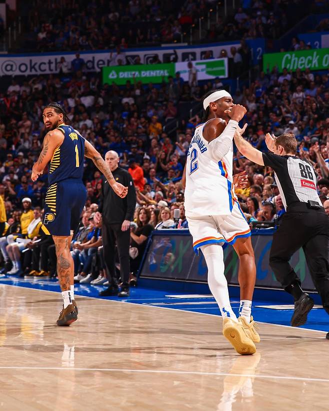 오클라호마 길저스-알렉산더(오른쪽)가 30일 페이컴 센터에서 열린 인디애나와의 홈 경기에서 득점 후 환호하고 있다. 사진=OKC SNS