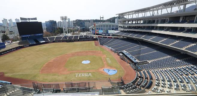 <yonhap photo-4923="">30일 경남 창원시 마산회원구 창원NC파크 전경. 지난 29일 NC 다이노스와 LG 트윈스 경기 중 3루 방향 건물에 설치된 구조물 일부가 떨어져 관중이 다치는 사고가 발생해 이날 경기는 시설물 안전 점검차 연기됐다. 2025.3.30 [연합뉴스]</yonhap>