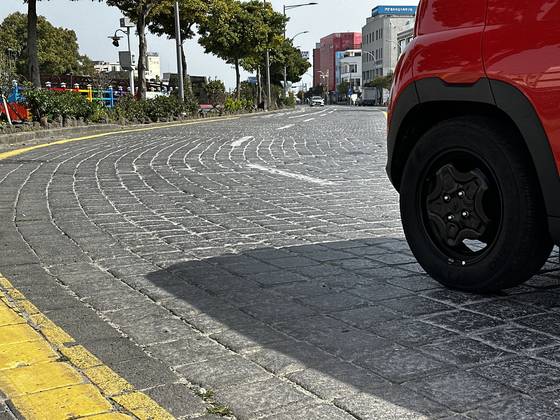 25일 제주시 산지로 구간에 깔린 사괴석들. 최충일 기자