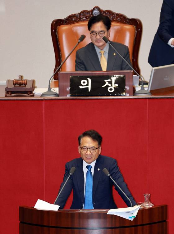 박선원 더불어민주당 의원이 지난해 7월 28일 새벽 국회 본회의에서 ‘방송법 일부개정법률안’에 관한 무제한 토론을 하고 있다. [연합뉴스]