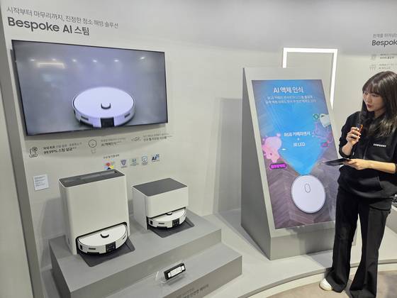 지난 28일 삼성전자 ‘웰컴 투 비스포크 AI(Welcome To Bespoke AI)’ 행사에서 선보인 2025년형 로봇청소기 ‘비스포크 AI 스팀’의 모습. 이가람 기자