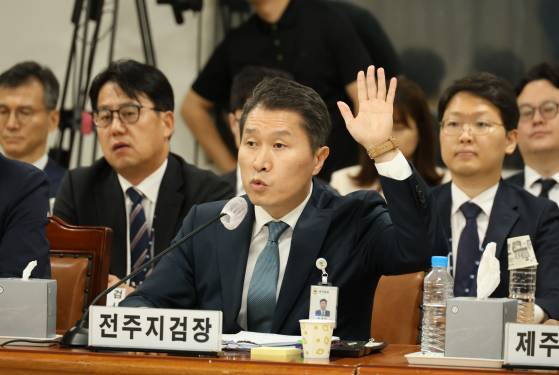 지난해 10월 17일 대전 서구 대전고등검찰청에서 열린 국회 법제사법위원회의 대전고검·지검, 청주지검, 광주고검·지검, 전주지검, 제주지검 등에 대한 국정감사에서 박영진 전주지검장이 위원장에게 발언 기회를 얻기 위해 손을 들고 있다. 연합뉴스