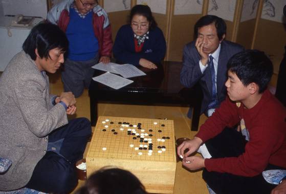 1988년 12월에 열린 제28회 최고위전 결승 1국 장면. 이창호가 처음으로 결승에서 조훈현을 상대한 대국이다. 이 바둑에서 스승은 제자를 80수 만에 꺾어 버렸다. 사진 한국기원