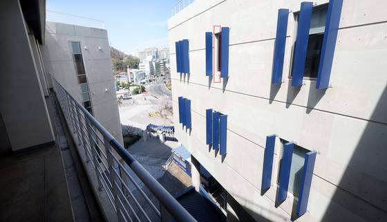 29일 경남 창원시 창원NC파크에서 열린 LG-NC 경기 중 매점 벽에 설치된 구조물이 아래로 떨어지는 사고가 나 관중 3명이 다쳤다. 연합뉴스