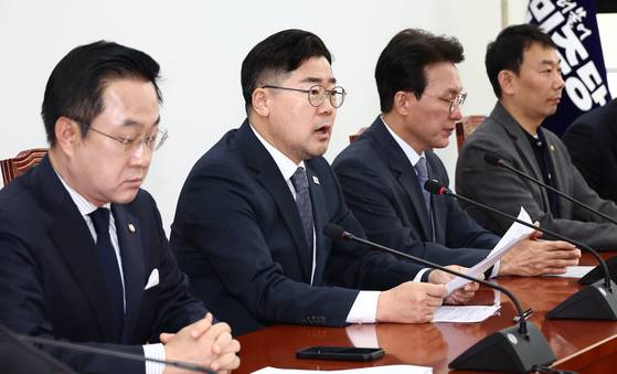 박찬대 더불어민주당 원내대표가 30일 국회에서 열린 기자간담회에서 발언하고 있다. 뉴스1