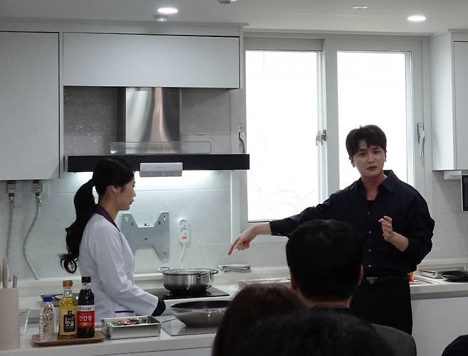 경동나비엔 관계자가 경기도 평택 경동나비엔 에코허브(서탄공장)내 실증 주택에서 새롭게 출범한 ‘나비엔매직’ 제품을 활용해 음식을 만드는 모습을 시연하고 있다. 경동나비엔 제공