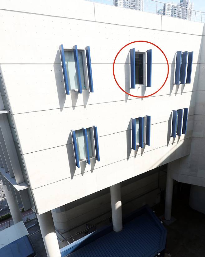 NC 홈 구장인 창원NC파크 벽면에 설치된 알루미늄 루버 구조물(상단 가운데)이 지난 29일 떨어지면서 관객 2명이 크게 다쳤다. 연합뉴스