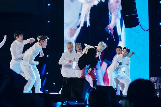 가수 지드래곤이 29일 경기 고양시 대화동 고양종합운동장에서 열린 ‘2025 월드 투어 [위버맨쉬] 인 코리아’에서 무대를 펼치고 있다. 갤럭시코퍼레이션 제공