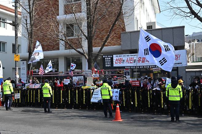 지난 19일 서울 종로구 헌법재판소 앞에 경찰병력이 경계근무를 서고 있다. 윤석열 대통령 탄핵심판 선고가 늦어지면서 현장에 배치된 경찰 인력들의 번아웃을 우려하는 목소리가 나오고 있다. 윤웅 기자