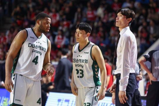 경기 지켜보는 김주성 감독. 사진[연합뉴스]