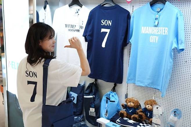 세븐일레븐이 블록코어 트렌드에 맞춰 28일부터 EPL 구단과 협업한 패션 용품을 선보인다.