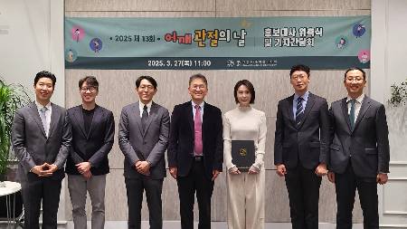 대한견·주관절의학회 임원진이 27일 홍보대사로 위촉된 김하늘 프로(사진 왼쪽에서 다섯번쨰)와 기념촬영하고 있다./사진=박정렬 기자