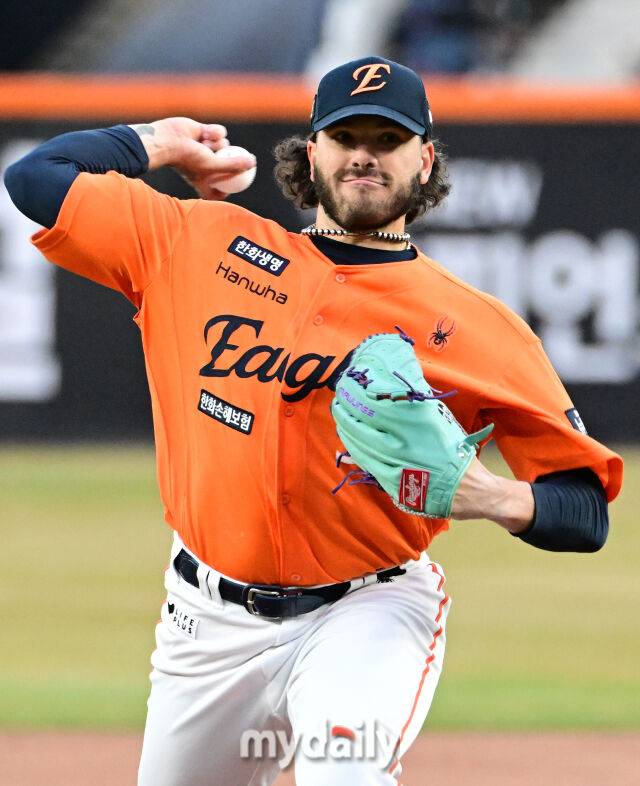 2025년 3월 28일 오후 대전 한화생명 볼파크에서 진행된 '2025 신한 SOL뱅크 KBO 리그' KIA 타이거즈와 한화 이글스의 경기. 한화 선발투수 폰세가 역투하고 있다./마이데일리