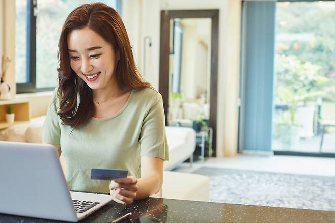 카드사들이 수익성 악화를 이유로  카드 혜택을 줄인 가운데 우리, BC카드가 내달부터 6개월 무이자 혜택을 재개할 계획이다. [게티이미지뱅크]