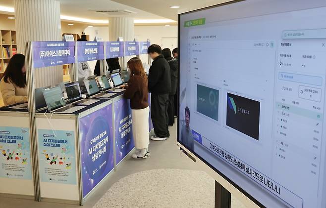 정부의 인공지능 디지털교과서(AIDT) ‘자율 선택’ 후폭풍이 에듀테크 업체에 구조조정 칼바람으로 다가왔다. 사진은 ‘AI 디지털교과서 상설 전시회’에서  교원, 학생 등이 AI 디지털교과서를 살펴보고 있는 모습. [연합]