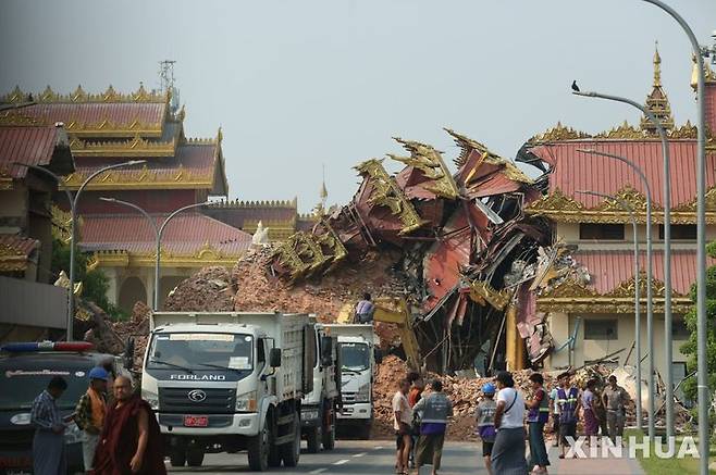 [만달레이=신화/뉴시스]지난 28일(현지 시간) 발생한 강진으로 인해 파괴된 미얀마 만달레이의 한 건물 모습. 2025.3.30