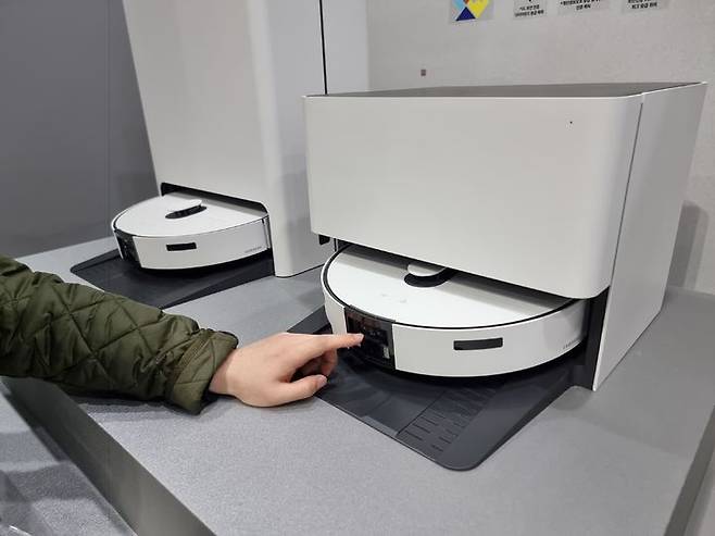 [서울=뉴시스] 이지용 기자 = 삼성전자 비스포크 AI 스팀 로봇청소기 신제품. 2025.03.28. leejy5223@newsis.com *재판매 및 DB 금지