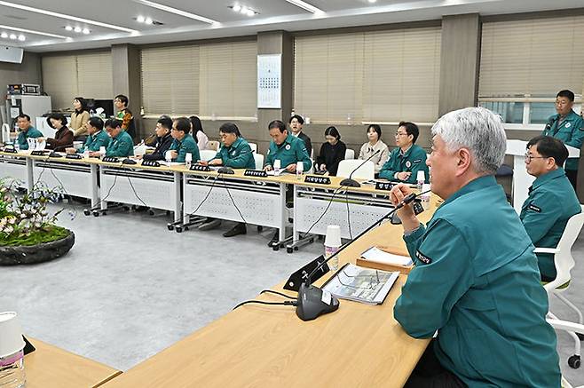 [정선=뉴시스] 지난 28일 정선군청 소회의실에서 최승준 정순군수와 부서장 등이 참석한 가운데 '민둥산 장소 명소화 디자인 계획 수립용역' 보고회가 열리고 있다. (사진=정선군 제공) 2025.03.30. photo@newsis.com *재판매 및 DB 금지