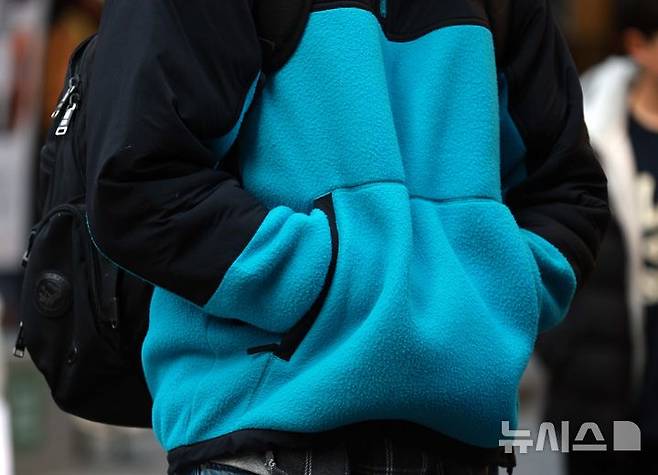 [서울=뉴시스] 고범준 기자 = 찬바람에 쌀쌀한 날씨가 이어지고 있는 3일 서울 중구 명동거리에서 외국인 관광객들이 두터운 코트를 입고 지나가고 있다. 2025.03.03. bjko@newsis.com