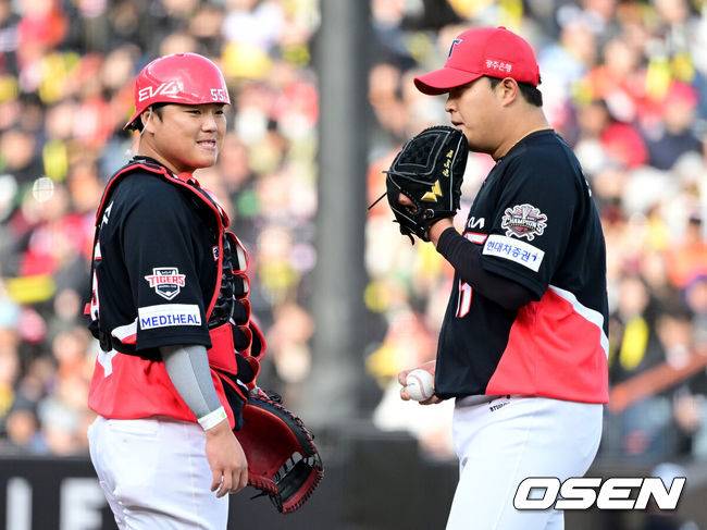 [OSEN=대전, 최규한 기자] 29일 오후 대전 한화생명 볼파크에서 ‘2025 신한 SOL Bank KBO리그’ 한화 이글스와 KIA 타이거즈의 경기가 열렸다.홈팀 한화는 라이언 와이스, 방문팀 KIA는 양현종을 선발로 내세웠다.8회말 무사 1, 2루 상황 KIA 투수 조상우와 포수 한준수가 마운드에서 대화를 나누고 있다. 2025.03.29 / dreamer@osen.co.kr