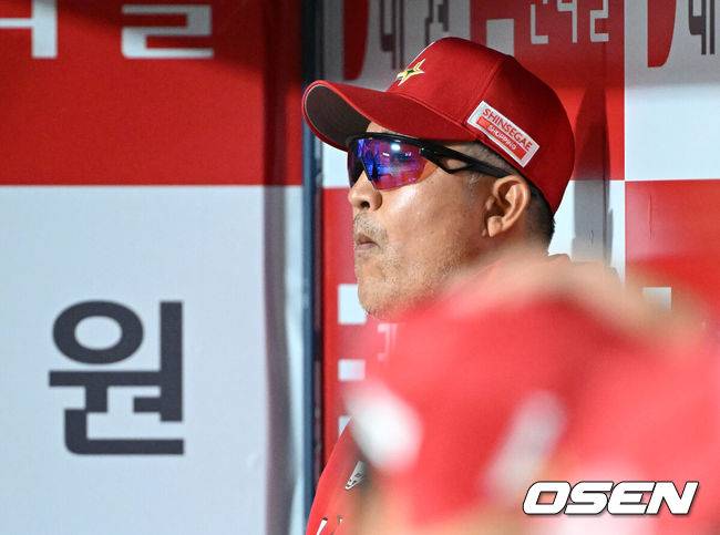 [OSEN=고척, 이대선 기자] 29일 오후 서울 고척스카이돔에서 2025 신한 SOL Bank KBO리그 키움 히어로즈와 SSG 랜더스의 경기가 열렸다.키움은 하영민, SSG은 김광현을 선발 투수로 내세웠다.8회말 공수교대 때 SSG 이숭용 감독이 그라운드를 바라보고 있다. 2025.03.29 /sunday@osen.co.kr