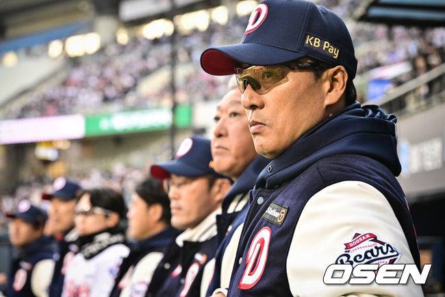 [OSEN=잠실, 조은정 기자]28일 서울 송파구 잠실야구장에서 2025 신한 SOL Bank KBO리그 두산 베어스와 삼성 라이온즈의 경기가 열렸다.이날 홈팀 두산은 콜어빈을, 원정팀 삼성은 후라도를 선발 투수로 내세웠다.경기에 앞서 두산 이승엽 감독이 도열하고 있다. 2025.03.28 /