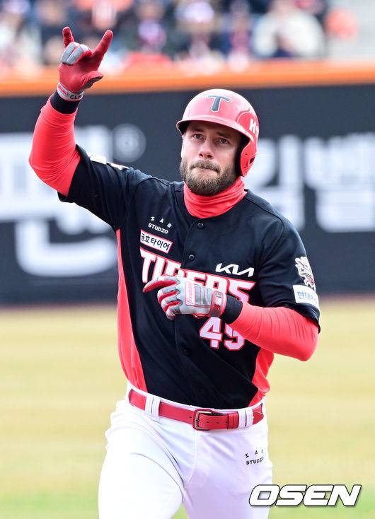 [OSEN=대전, 최규한 기자] 29일 오후 대전 한화생명 볼파크에서 ‘2025 신한 SOL Bank KBO리그’ 한화 이글스와 KIA 타이거즈의 경기가 열렸다.홈팀 한화는 라이언 와이스, 방문팀 KIA는 양현종을 선발로 내세웠다.1회초 2사 주자없는 상황 KIA 위즈덤이 달아나는 좌중간 솔로포를 날리고 그라운드를 돌며 기뻐하고 있다. 최형우에 이어 백투백 홈런. 2025.03.29 / dreamer@osen.co.kr