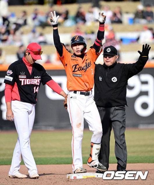 [OSEN=대전, 최규한 기자] 30일 대전한화생명볼파크에서 ‘2025 신한 SOL Bank KBO리그’ 한화 이글스와 KIA 타이거즈의 경기가 열렸다.홈팀 한화는 류현진, 방문팀 KIA는 아담 올러를 선발로 내세웠다.7회말 무사 선두타자로 나선 한화 심우준이 오른쪽 2루타를 날리고 2루에 안착해 기뻐하고 있다. 2025.03.30 / dreamer@osen.co.kr