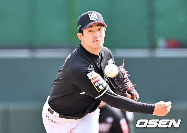 [OSEN=부산, 이석우 기자] 30일 부산 사직야구장에서 2025 신한 SOL 뱅크 KBO 리그 롯데 자이언츠와 KT 위즈의 경기가 열렸다. 홈팀 롯데는 데이비슨이 선발로 출전하고, 방문팀 KT는 고영표가 선발로 출전했다.KT 위즈 선발 투수 고영표가 역투하고 있다. 2025.03.30 / foto0307@osen.co.kr