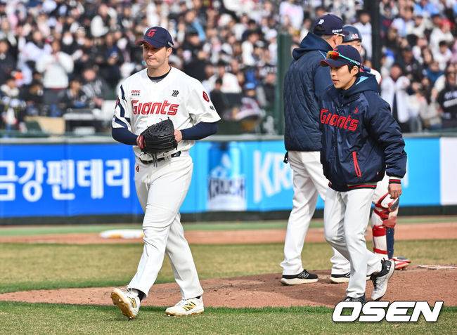 [OSEN=부산, 이석우 기자] 30일 부산 사직야구장에서 2025 신한 SOL 뱅크 KBO 리그 롯데 자이언츠와 KT 위즈의 경기가 열렸다. 홈팀 롯데는 데이비슨이 선발로 출전하고, 방문팀 KT는 고영표가 선발로 출전했다.롯데 자이언츠 선발 투수 데이비슨이 7회초 교체되고 있다. 2025.03.30 / foto0307@osen.co.kr