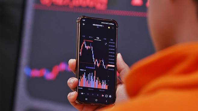 국내 가상자산 거래소 회원이 총 1600만 명을 넘어섰다. 지난 2024년&nbsp;미국 대선을 변곡점으로 매달 신규 투자자가 수십만 명씩 꾸준히 유입되면서 이제는 주식 투자자 수를 넘볼 정도로 몸집이 커졌다. 연합뉴스