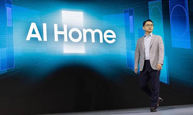 문승종 삼성전자 생활가전(DA)사업부&nbsp;개발팀장(부사장)이 지난 28일 진행된&nbsp;‘웰컴 투 비스포크 인공지능(AI)’ 행사에서 올해 삼성 가전의&nbsp;기술 전략과 비전에 대해 발표하고 있다.&nbsp; &nbsp; 삼성전자 제공