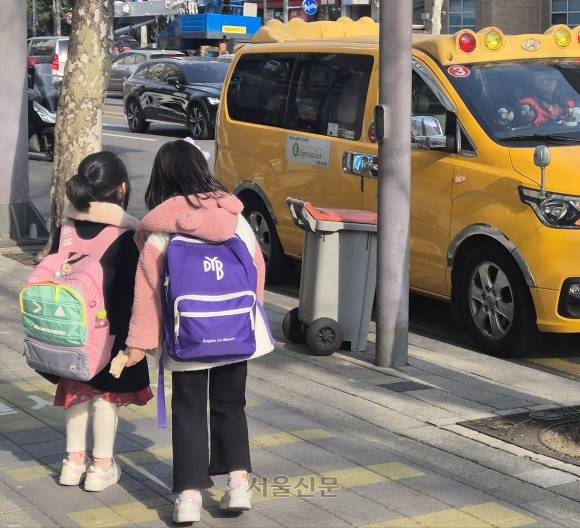 ‘4세 고시’﻿가 등장할 정도로 사교육 경쟁이 갈수록 극심해지는 가운데 지난 26일 오후 4시 서울 강남구 대치동 학원 앞에서 커다란 가방을 멘 초등학생들이 학원 ﻿차를 기다리고 있다. 유규상 기자