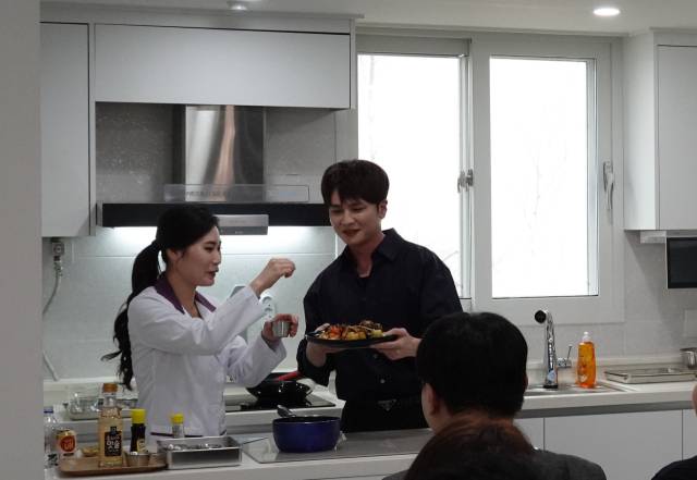27일 경기도 평택시 경동나비엔 에코허브(서탄공장) 내에 설치된 실증주택에서 열린 경동나비엔 ‘나비엔 매직’ 론칭 기념 미디어 행사에서 김보영(왼쪽) 영양사가 쿠킹쇼를 진행하고 있다.사진제공=경동나비엔