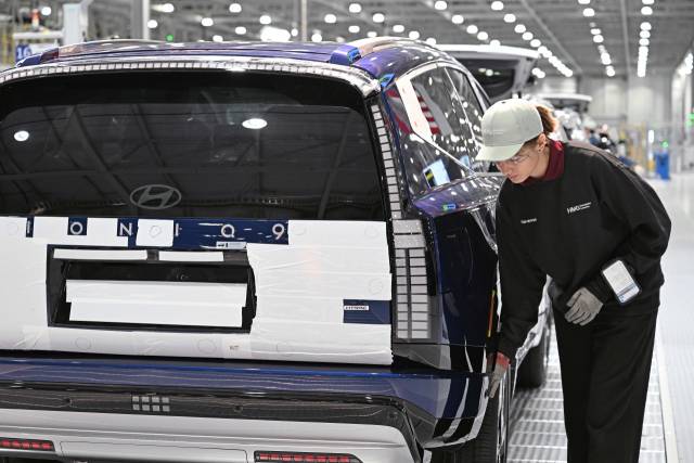 미국 조지아주 엘라벨에 위치한 현대차그룹 메타플랜트 아메리카(HMGMA)에서 한 직원이 도장이 완료된 차체에 배터리와 구동모터, 외장 부품, 전장 부품 등을 조립해 완성차를 만드는 의장 공정 작업을 하고 있다. 사진 제공=현대차그룹