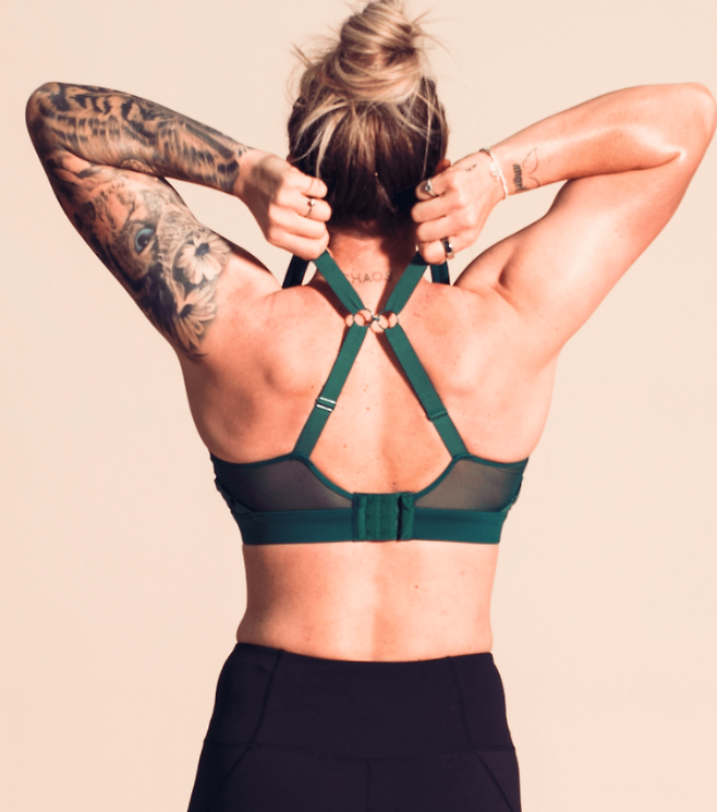 밀리 브라이트가 스포츠 브라를 입고 있다. 게티이미지