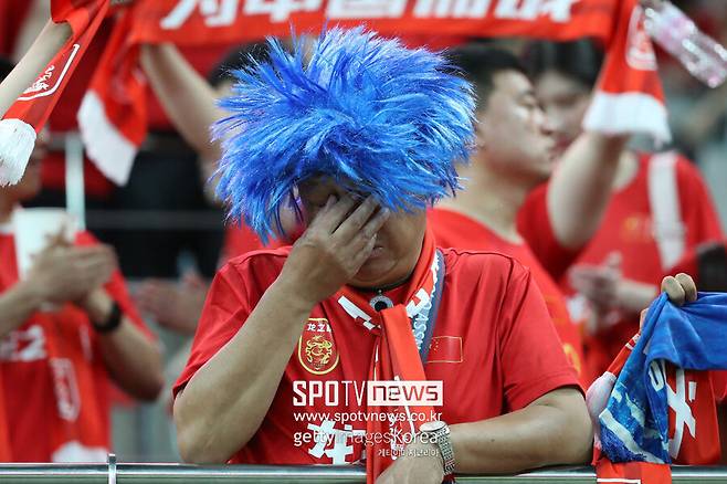 ▲ 중국은 사우디아라비아 원정에서 0-1로 패했고 호주와의 홈 경기에서도 0-2로 지면서 2승 6패, 승점 6점으로 C조 6위로 밀려 있다. C조의 구도는 일본(승점 20점)이 일찌감치 본선행을 확정했고 2위 호주(13점), 3위 사우디아라비아(10점)가 뒤를 따르고 있다. 4위를 인도네시아(9점)가 5위 바레인(6점)을 1-0으로 꺾으며 사수했다.