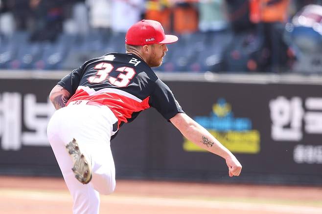 ▲ 5이닝 2실점을 기록한 KIA 선발 아담 올러 ⓒKIA타이거즈